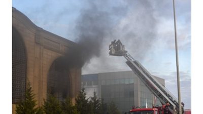 Menderes’te yalıtım malzemesi üreten bir fabrikada yangın çıktı. İzmir İtfaiyesi,