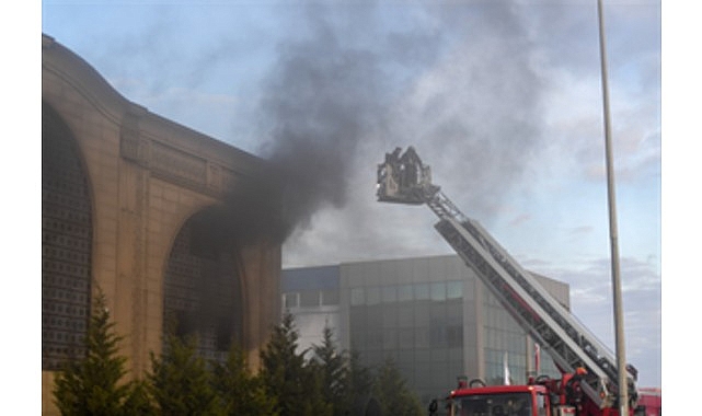 Menderes’te yalıtım malzemesi üreten bir fabrikada yangın çıktı. İzmir İtfaiyesi,