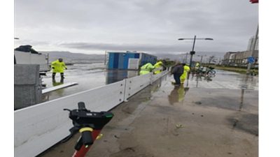 İzmir Büyükşehir Belediyesi tarafından Kordon’da inşa edilen geçici fırtına duvarı,