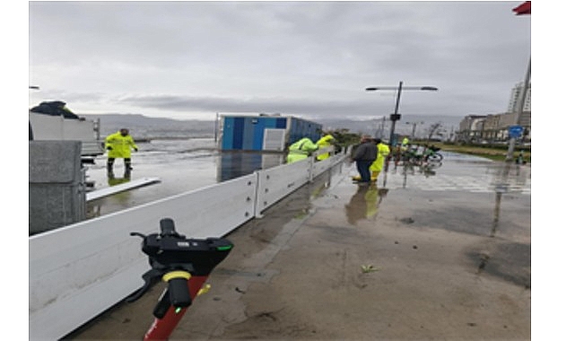İzmir Büyükşehir Belediyesi tarafından Kordon’da inşa edilen geçici fırtına duvarı,