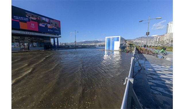 İzmir’de etkili olan yağmurun ardından öğleden sonra şiddetli fırtına ile