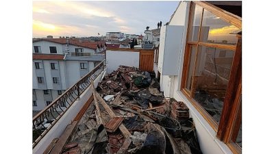 Kocaeli Büyükşehir Belediyesi, şiddetli fırtınadan dolayı evlerinin çatısında hasar meydana