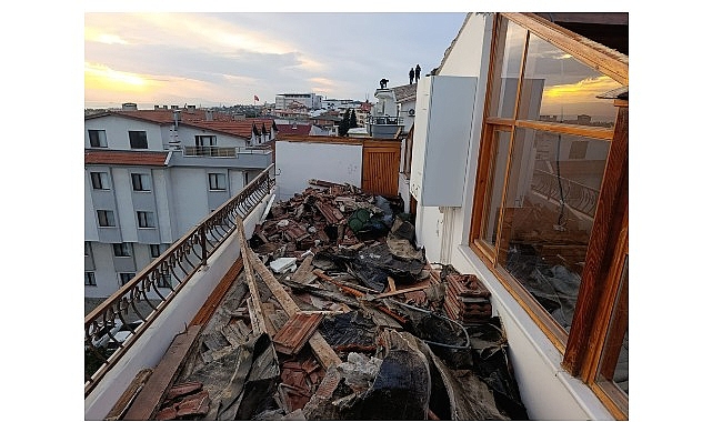 Kocaeli Büyükşehir Belediyesi, şiddetli fırtınadan dolayı evlerinin çatısında hasar meydana