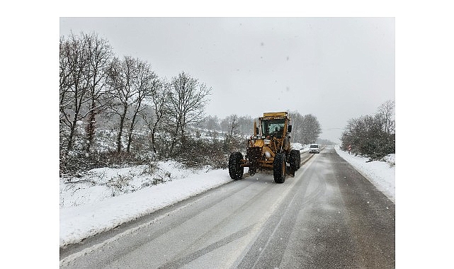 Gemlik Belediyesi, kış koşullarının hayatı olumsuz etkilememesi için karla mücadele