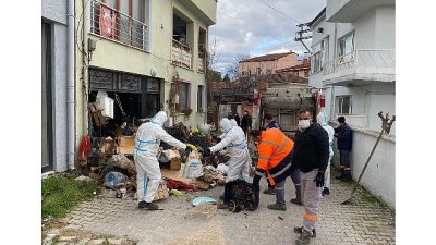 Nilüfer Belediyesi, Görükle Mahallesi’nde çöp eve dönüşen iki katlı müstakil