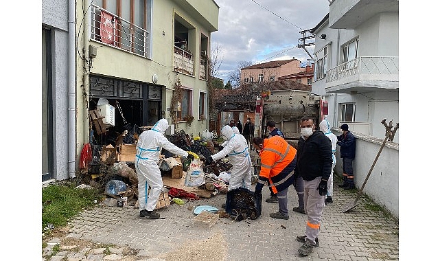 Nilüfer Belediyesi, Görükle Mahallesi’nde çöp eve dönüşen iki katlı müstakil