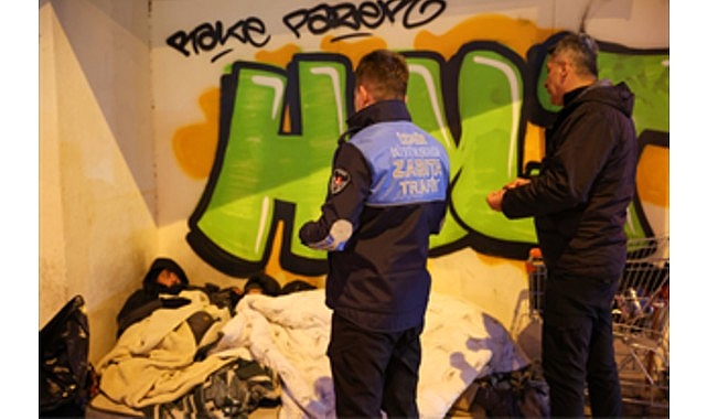 Soğukların etkisini artırdığı İzmir’de Büyükşehir Belediyesi ekipleri sokakta yaşadığı tespit