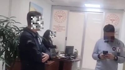 İstanbul Valiliğine verilmek üzere hastane başhekimliğine dilekçe vermek isteyen Hekim