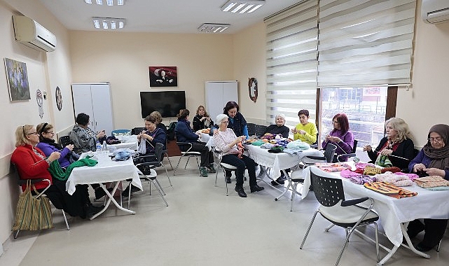 Konak Belediyesi’nin, İleri Yaş Sağlıklı Yaşam Merkezi’ndeki Örgü Sınıfı kursiyerleri,