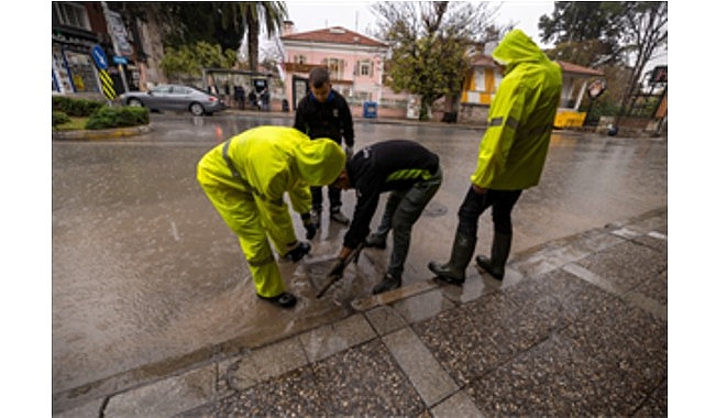 İzmir Büyükşehir Belediyesi, kent genelinde etkili olan sağanak yağış ve