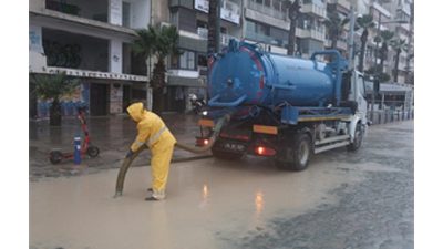 İzmir Büyükşehir Belediyesi, kent genelinde etkili olan kuvvetli yağış, sel