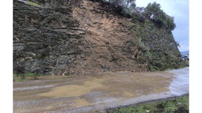 İzmir’de etkili olan yağışlar, altyapı çalışmalarının devam ettiği noktalarda su
