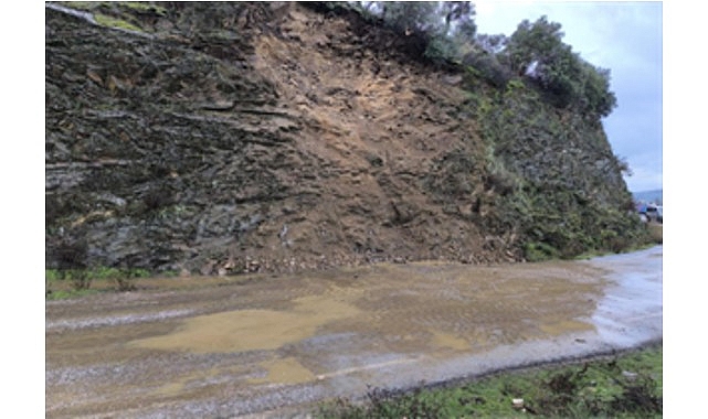 İzmir’de etkili olan yağışlar, altyapı çalışmalarının devam ettiği noktalarda su