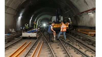 İzmir Metrosu Fahrettin Altay İstasyonu’nda başlatılan makas değişim çalışmalarında yoğun