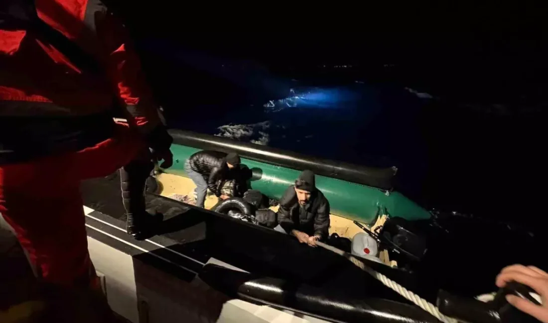 İzmir'in Seferihisar ilçesi açıklarında Sahil Güvenlik ekipleri, lastik bot içerisinde