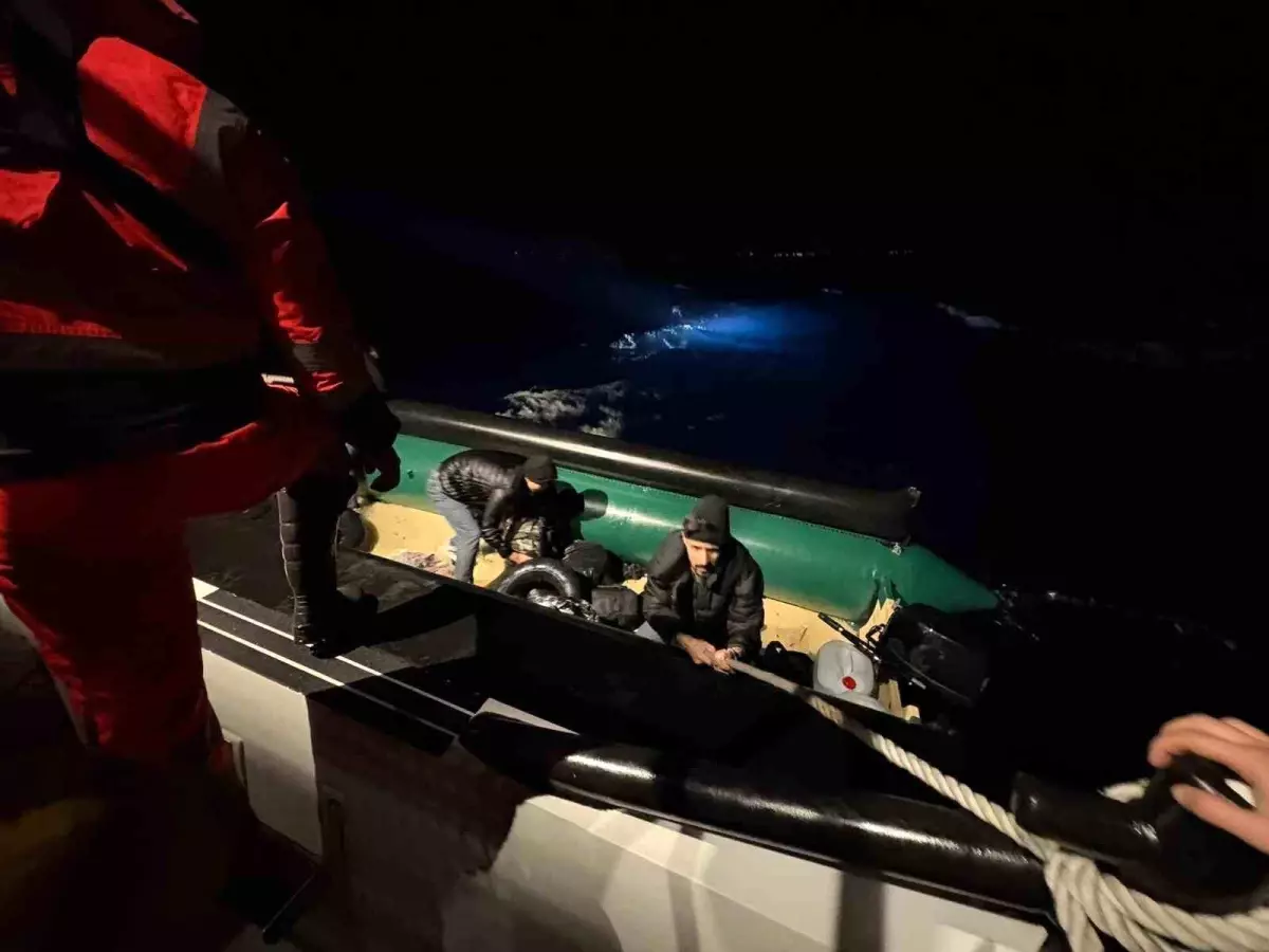 İzmir'in Seferihisar ilçesi açıklarında Sahil Güvenlik ekipleri, lastik bot içerisinde