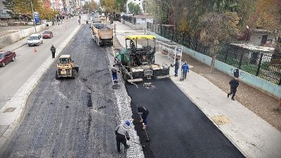 İzmir Büyükşehir Belediyesi, yeni yıla kent genelinde başlattığı asfalt seferberliğiyle