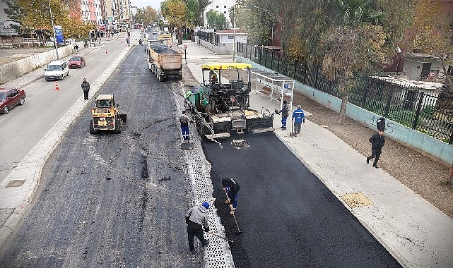 İzmir Büyükşehir Belediyesi, yeni yıla kent genelinde başlattığı asfalt seferberliğiyle