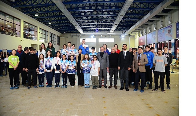 Kahramankazan’da düzenlenen Okul Sporları Yüzme Müsabakaları, genç sporcuların heyecan dolu