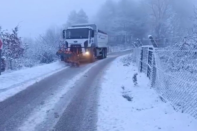 Bursa Büyükşehir Belediyesi, kentin farklı noktalarında etkili olan kar yağışı