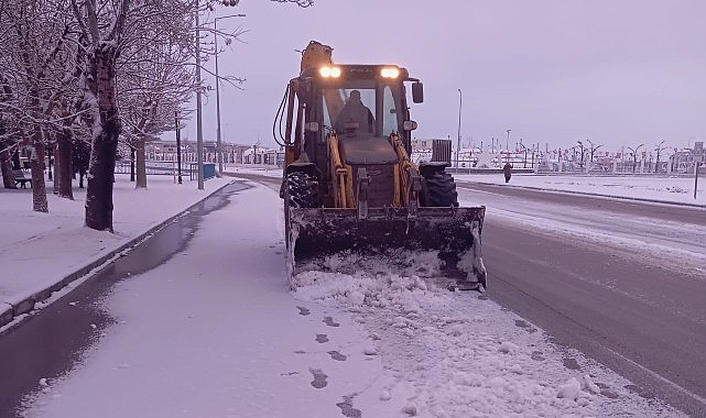 Karaman’da etkili olan kar yağışıyla birlikte Karaman Belediyesi, ulaşımda aksama