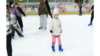 İzmir’de öğrenciler yarıyıl tatilini buz pistinde geçirdi. Büyükşehir Belediyesi’nin ücretsiz