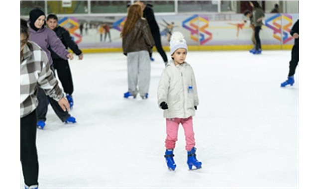 İzmir’de öğrenciler yarıyıl tatilini buz pistinde geçirdi. Büyükşehir Belediyesi’nin ücretsiz