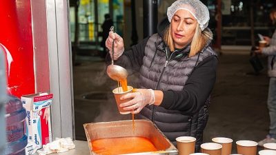 Karşıyaka Belediyesi, soğuk kış sabahlarını ısıtan sıcak çorba ikramını 15