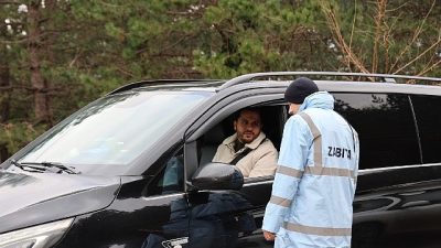 Kartepe Belediyesi bünyesindeki Kar Arama Kurtarma ve Zabıta ekipleri, kar