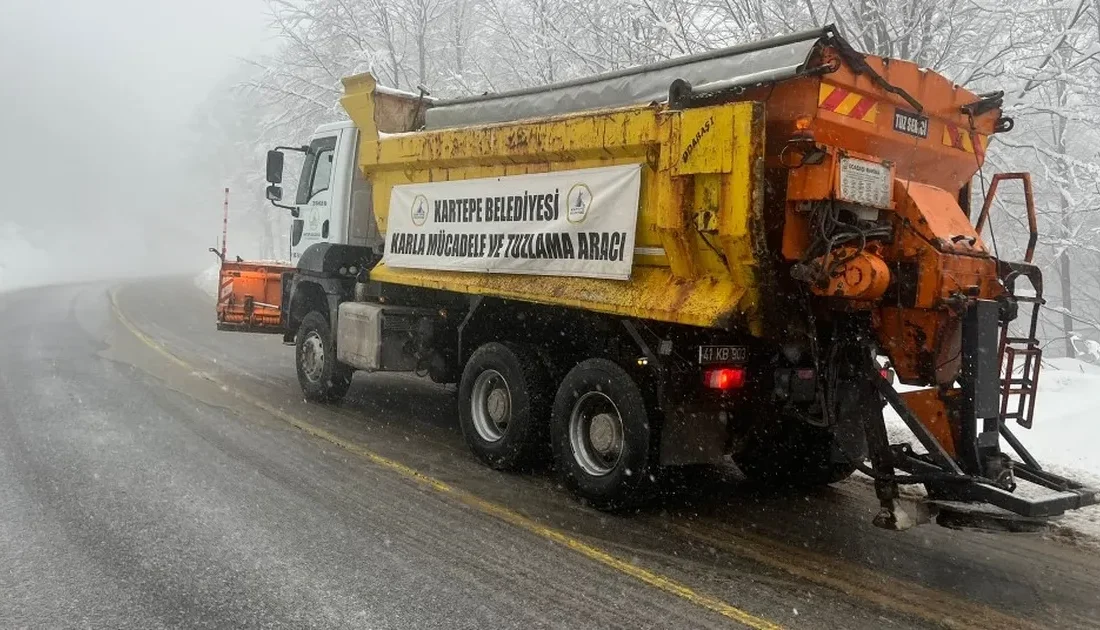 Kartepe Belediyesi, yüksek kesimlerde etkisini arttıran kar yağışıyla birlikte ulaşımın