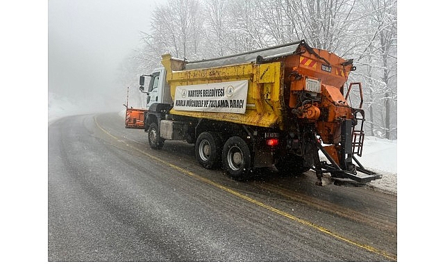 Kartepe Belediyesi, yüksek kesimlerde etkisini arttıran kar yağışıyla birlikte ulaşımın