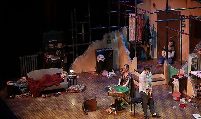 Lyudmila Razumovskaya’nın sarsıcı eseri, bir doğum günü kutlamasıyla başlayıp psikolojik