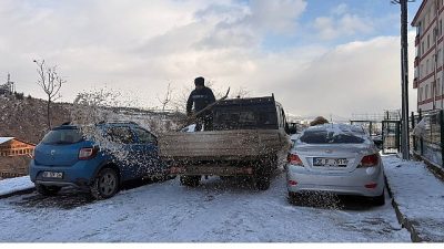 Keçiören Belediyesi, ilçe genelinde etkili olan kar yağışına karşı gerekli