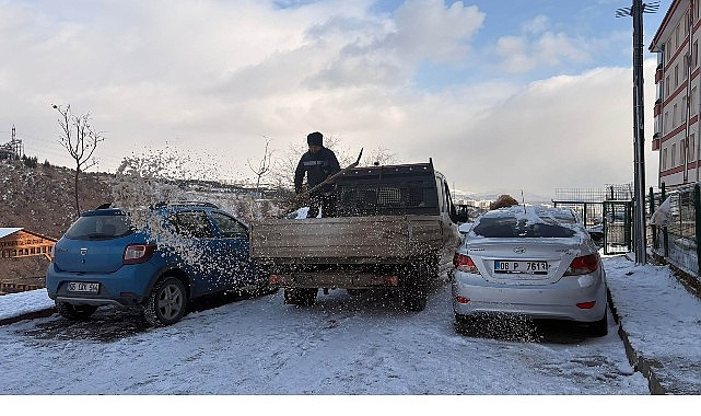 Keçiören Belediyesi, ilçe genelinde etkili olan kar yağışına karşı gerekli