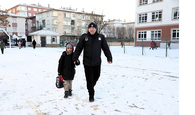Keçiören Belediyesi ekipleri, olumsuz hava koşullarının etkili olduğu günlerde eğitim