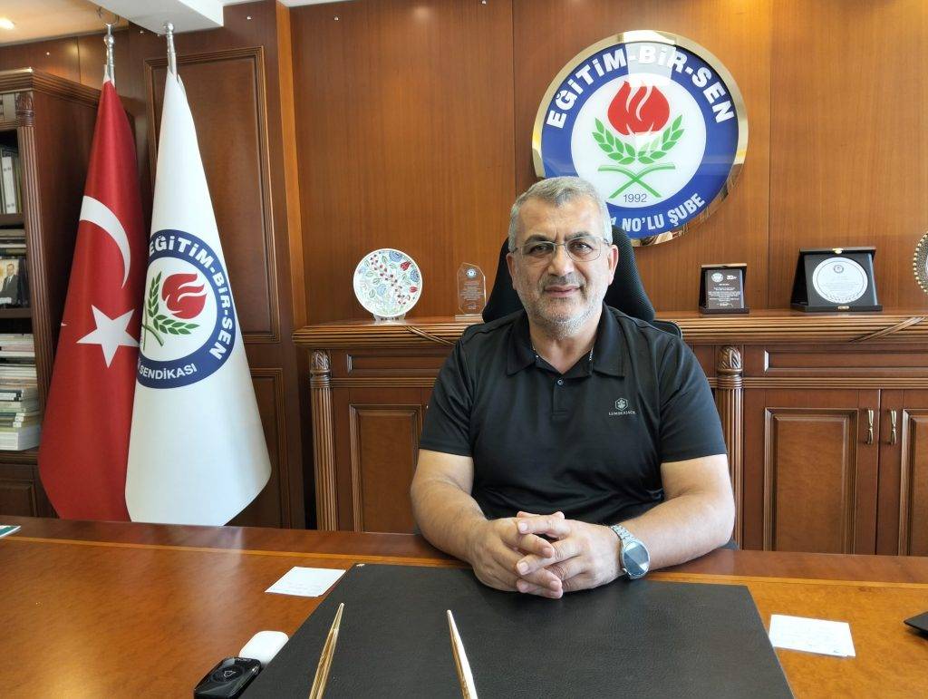 Kemalpaşa Sincan Ortaokulunda tüp bebek tedavisi gören kadın bir öğretmene