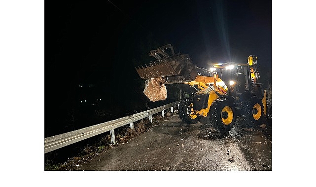 Belediye ekipleri mesai kavramı gözetmeksizin sahada çalışmalarını sürdürüyor. Kemer Belediye