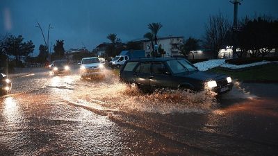 Meteorolojinin şiddetli yağış uyarısının ardından Kemer’de etkili olan sağanak yağmur,