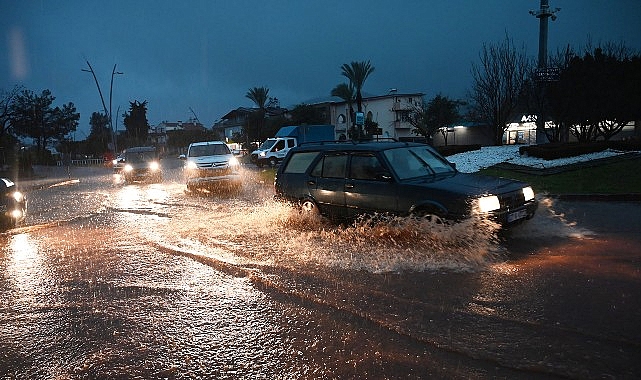 Meteorolojinin şiddetli yağış uyarısının ardından Kemer’de etkili olan sağanak yağmur,