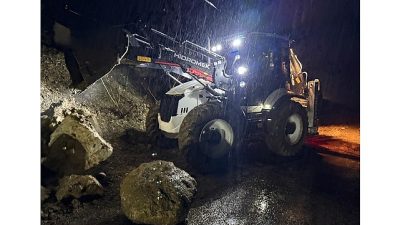 Kemer’e bağlı Yayla Kuzdere yolunda yağmur nedeniyle istinat duvarı çöktü,