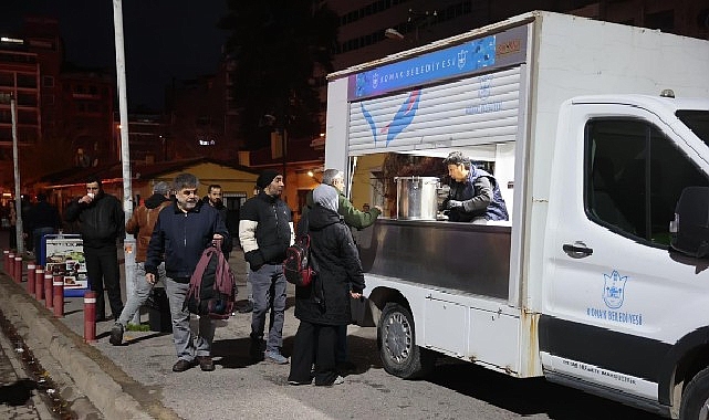 Konak Belediyesi, soğuk kış sabahlarını çorba ikramıyla ısıtıyor. Dayanışma ve