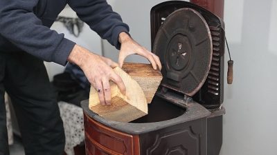 Konak Belediyesi’nin, budanan ağaçlardan elde edilen kışlık yakacak odunları ihtiyaç