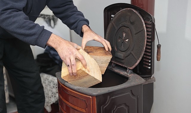 Konak Belediyesi’nin, budanan ağaçlardan elde edilen kışlık yakacak odunları ihtiyaç