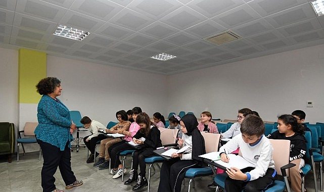 Osmangazi Belediyesi’nin çocukların yazma becerilerini geliştirmek amacıyla hayata geçirdiği Küçük