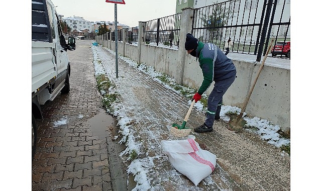 Lüleburgaz Belediyesi, akşam saatlerinde başlayan kar yağışı nedeniyle meydana gelebilecek