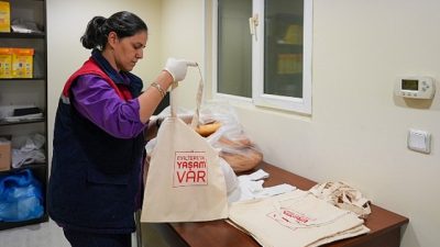 Maltepe Belediyesi, ilçedeki ihtiyaç sahipleri için ücretsiz ekmek dağıtmaya başladı.