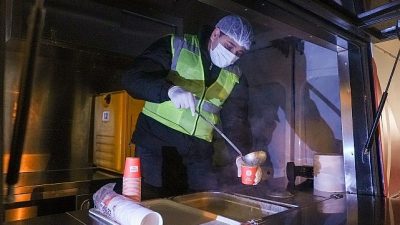 Maltepe Belediyesi, soğuk havanın etkili olduğu bu günlerde sabah erken
