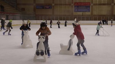 Maltepe Belediyesi, yarıyıl tatilinde çocukları buz pistiyle buluşturdu. “Yarıyıl Çocuk