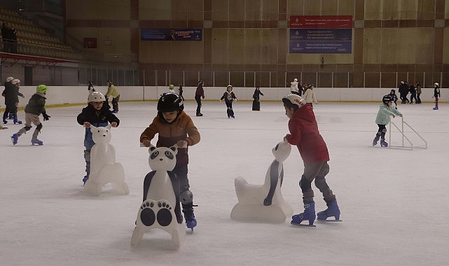Maltepe Belediyesi, yarıyıl tatilinde çocukları buz pistiyle buluşturdu. “Yarıyıl Çocuk