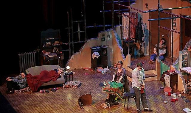 "Sevgili Yelena Sergeyevna”, bir doğum günü kutlamasıyla başlayıp gençlerin zorbalığıyla